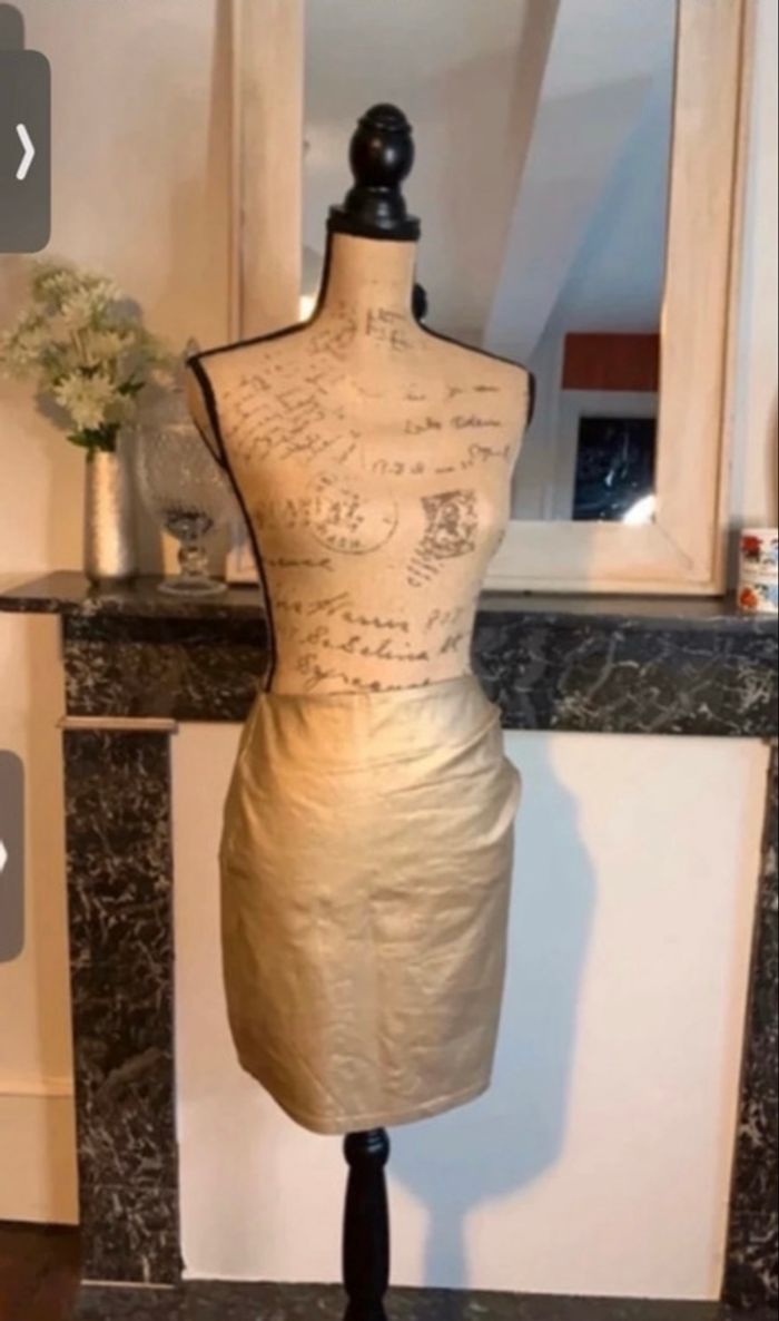 Jupe pour femme NEUVE avec étiquette taille 36 couleur doré