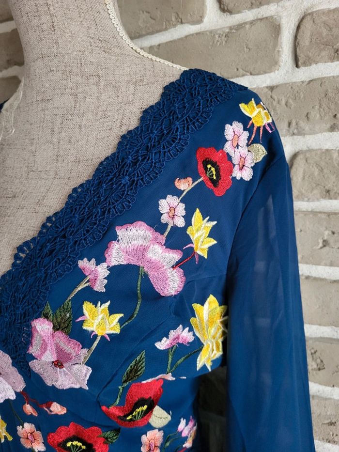 Magnifique robe longue plissée Asos avec dentelle et broderies fleurie - Neuve - photo numéro 7
