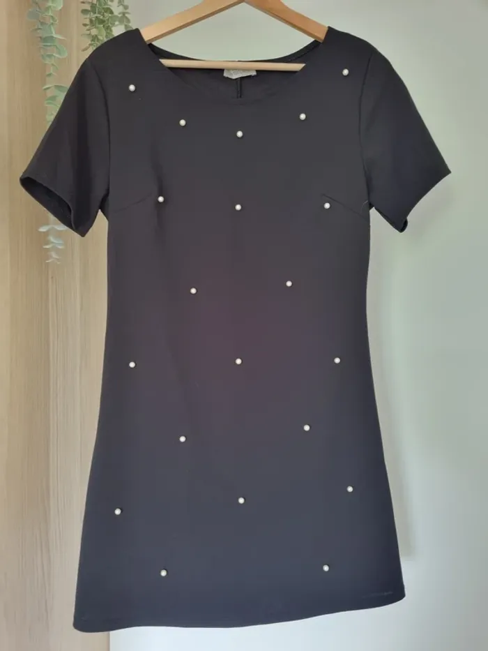 Robe noire manche courte à perles