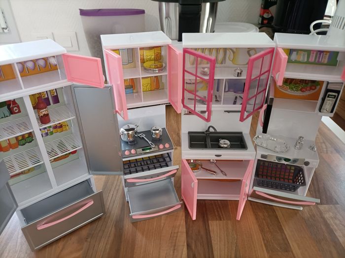 Cuisine barbies 4 meubles avec électroménager+ vaisselle couleur argent - photo numéro 3