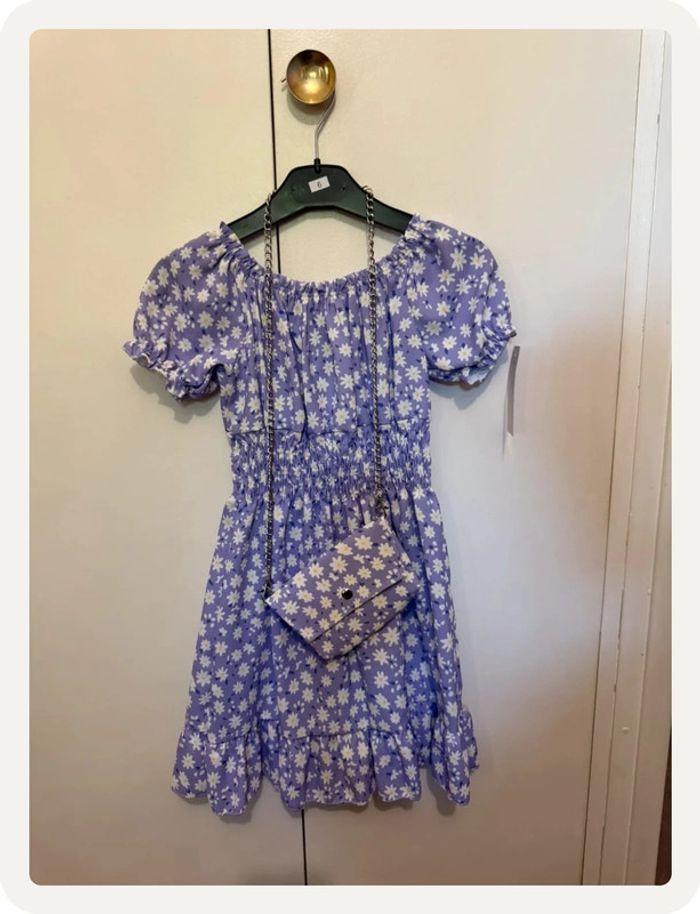 Robe à fleurs violette