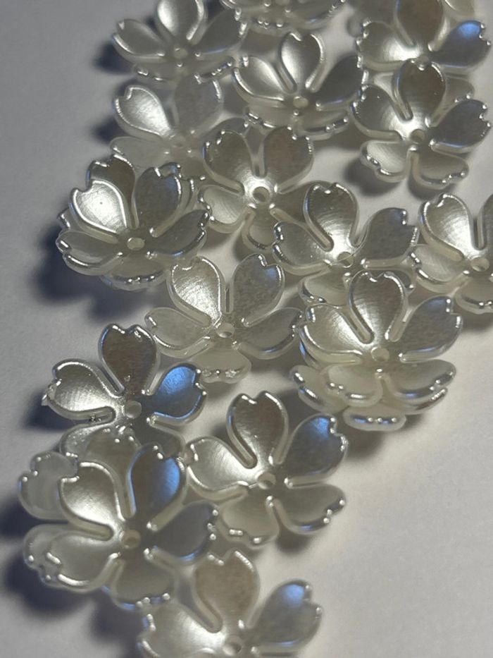 A174. Lot de 20 perles fleurs de cerisiers nacrées 16mm