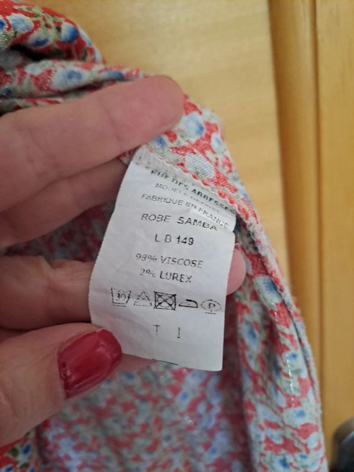Jolie robe légère rue des abbesses taille 1 décolletée dos et poitrine longueur genous - photo numéro 5