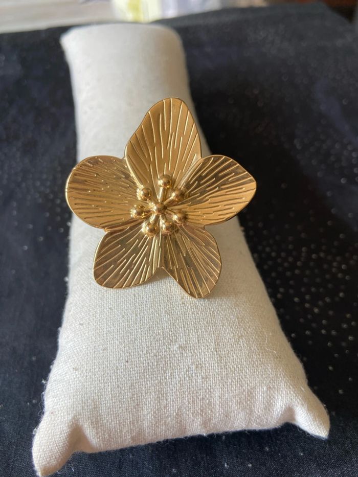Bague grand format fleur dorée