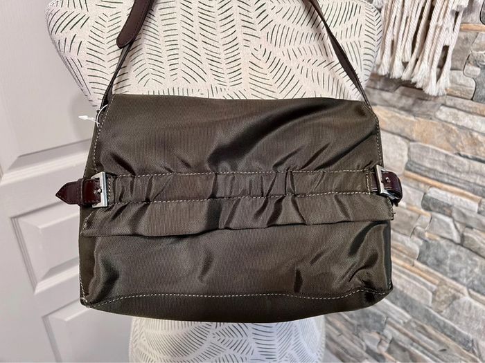 Très beau sac à mains couleur kaki avec fermeture et pression 26/17cm - photo numéro 2