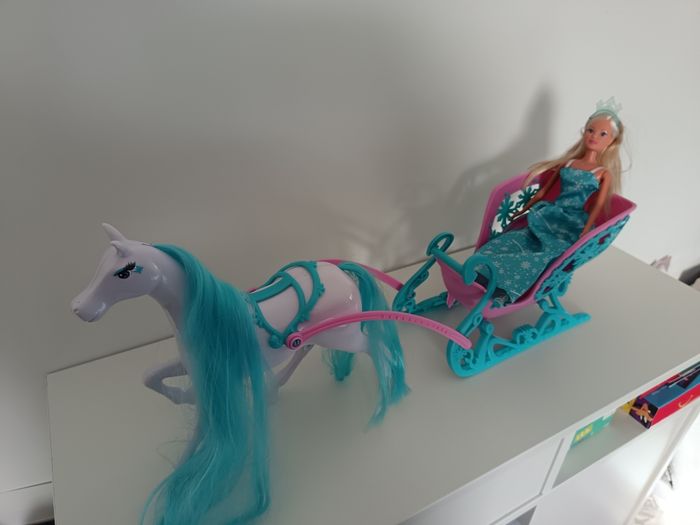 Steffi poupée avec cheval et luge
