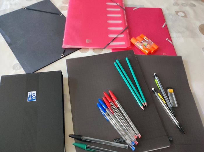 Lot de fournitures scolaires - photo numéro 2