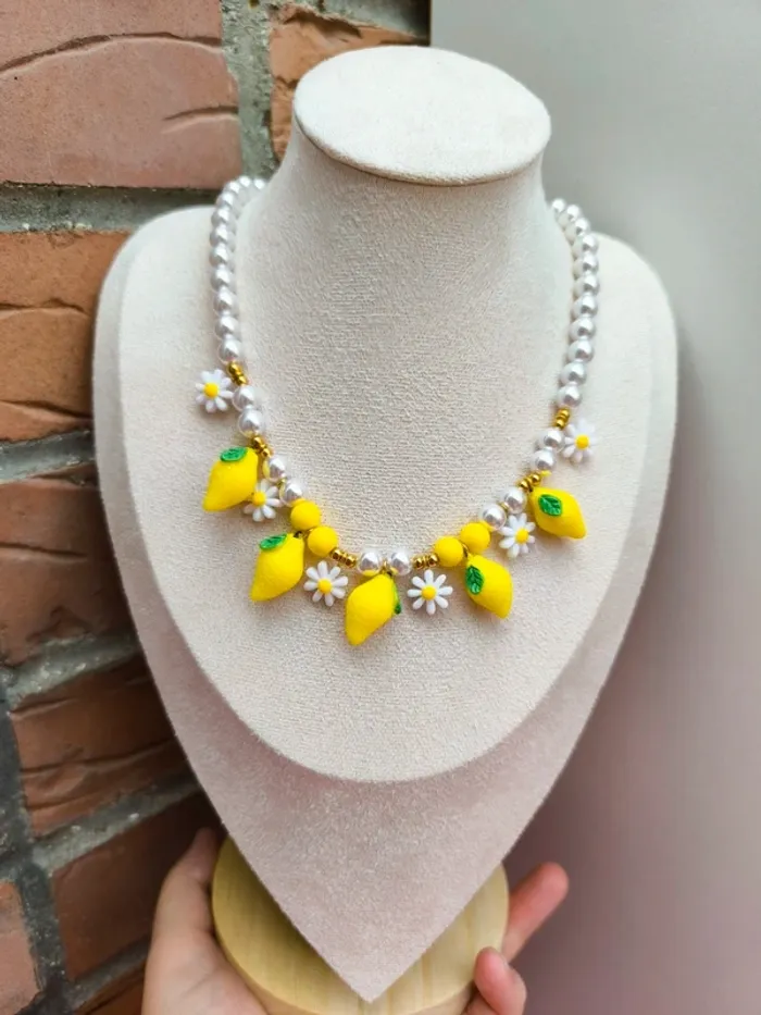 Collier doré avec perles blanches, citrons et marguerites - photo numéro 9