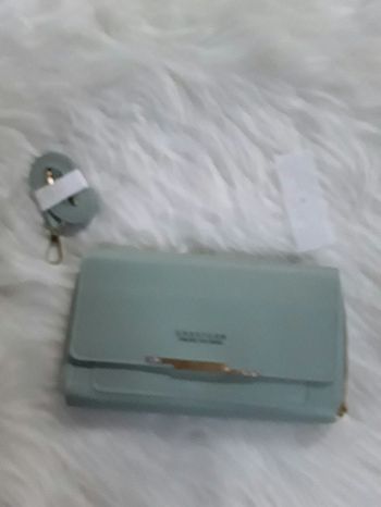 Sac portefeuille avec bandoulière vert clair avec détails couleur or 
