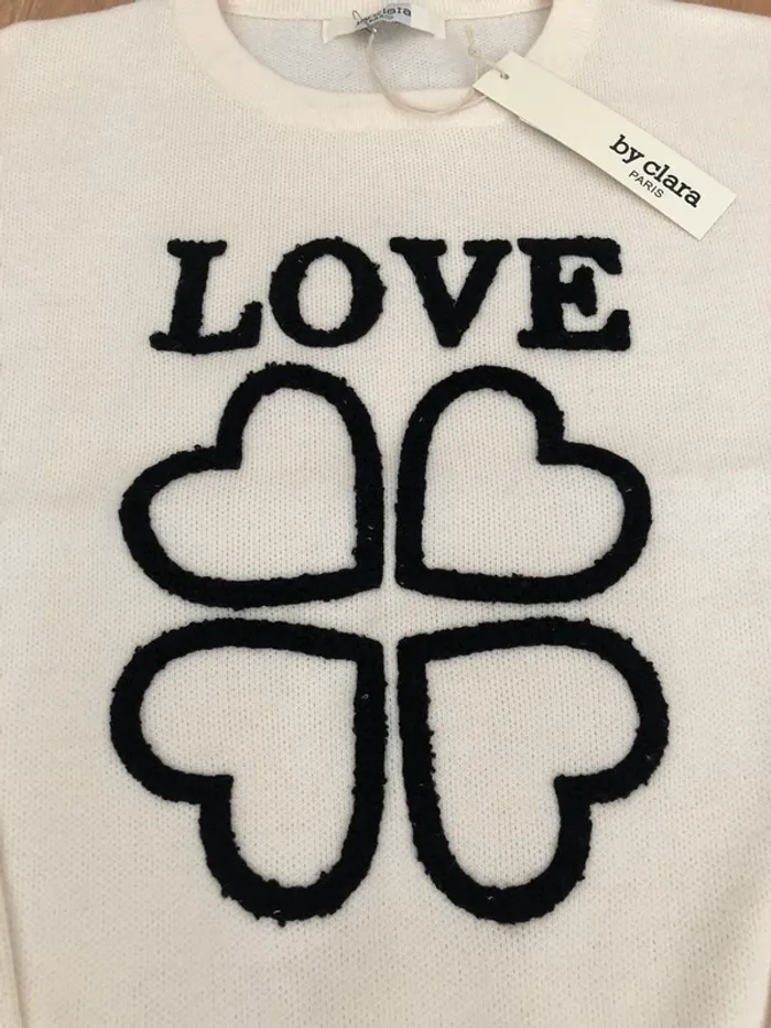 Pull beige logo coeur noir brodé - photo numéro 2
