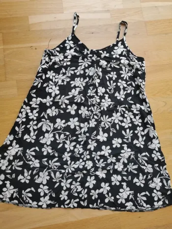 Robe blanche et noire à fines bretelles