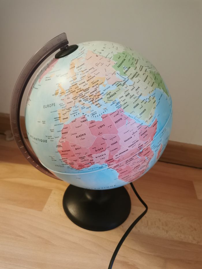 GLOBE TERRESTRE LUMINEUX  Globe terrestre lumineux Alimentation sur secteur avec interrupteur   TRES - photo numéro 4