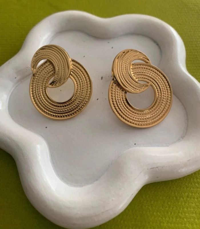 Boucles d’oreilles tendances rondes et dorées - photo numéro 2