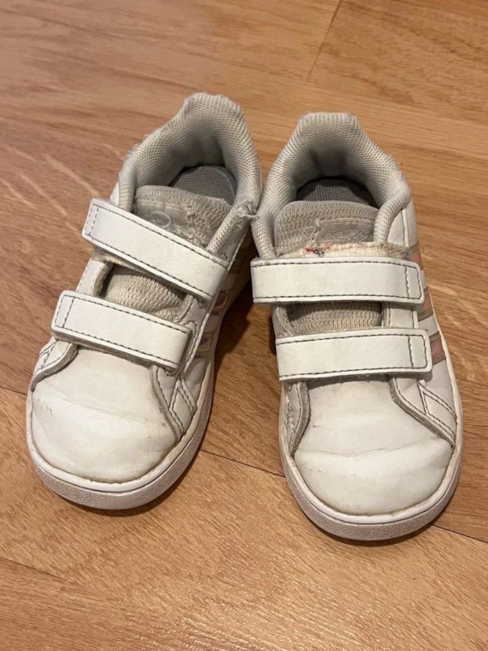 Basket Adidas grand court blanche taille 23