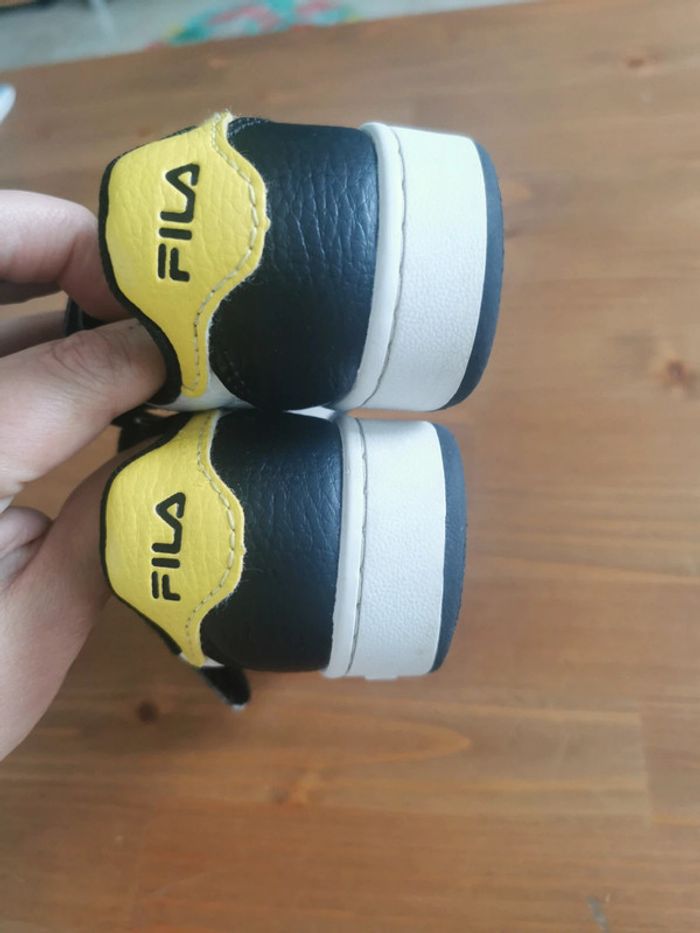 Chaussures basket tennis scratch FILA taille 25 noir blanc jaune - photo numéro 4