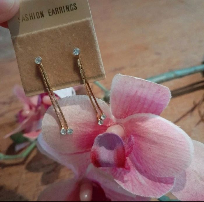 Boucle d'oreilles doré tombante avec diamants - photo numéro 2