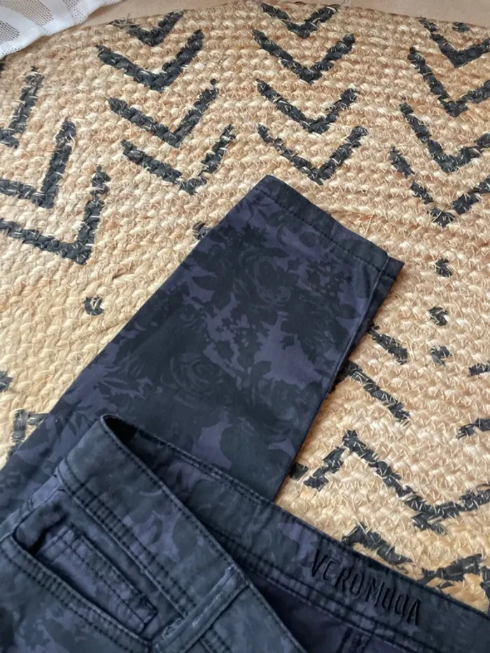 Pantalon skinny noir impression fleurs - photo numéro 3