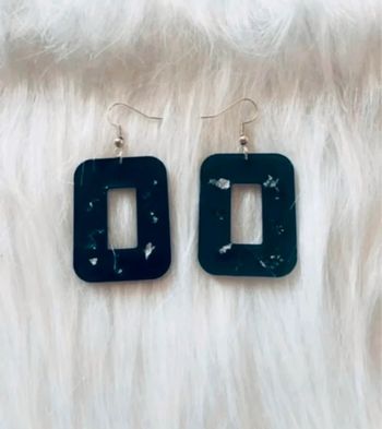 Sublime paire de boucles d’oreilles en résine🥰 noire et argentées neuve