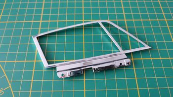 Cadre de vitre de portière droite 1 90A n°90 Porsche 911 Carrera RS 2.7 1/8 1/8ème Altaya #B37