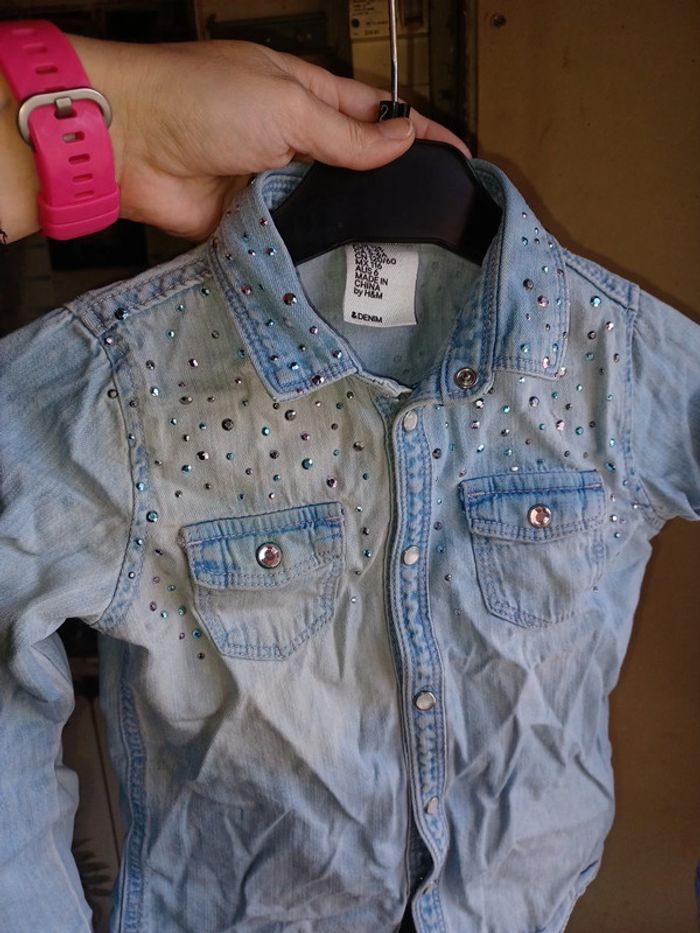 Chemise effet jeans délavé avec strass H&M 5/6ans - photo numéro 6