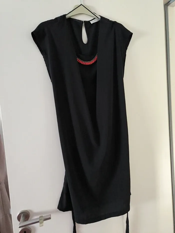 Robe noire courte. Cache-cache. Taille 42 - photo numéro 2