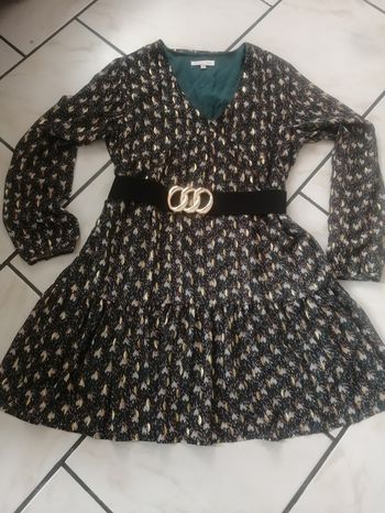 Jolie robe verte à motifs dorés