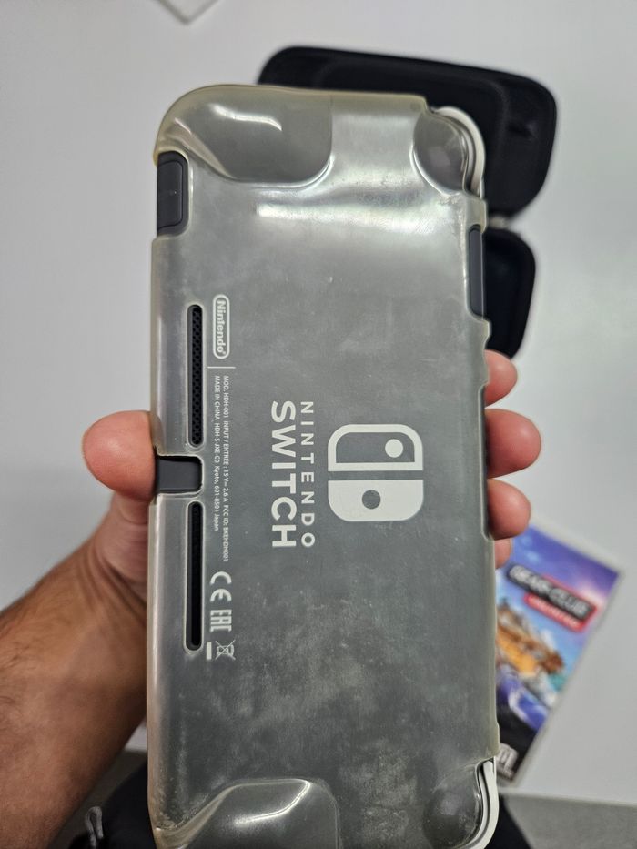 Switch lite noir parfait état avec 3 jeu et une carte sd 128 gb - photo numéro 3