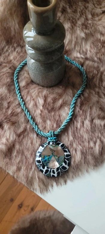 Joli collier en perles turquoise et pendentif en nacre