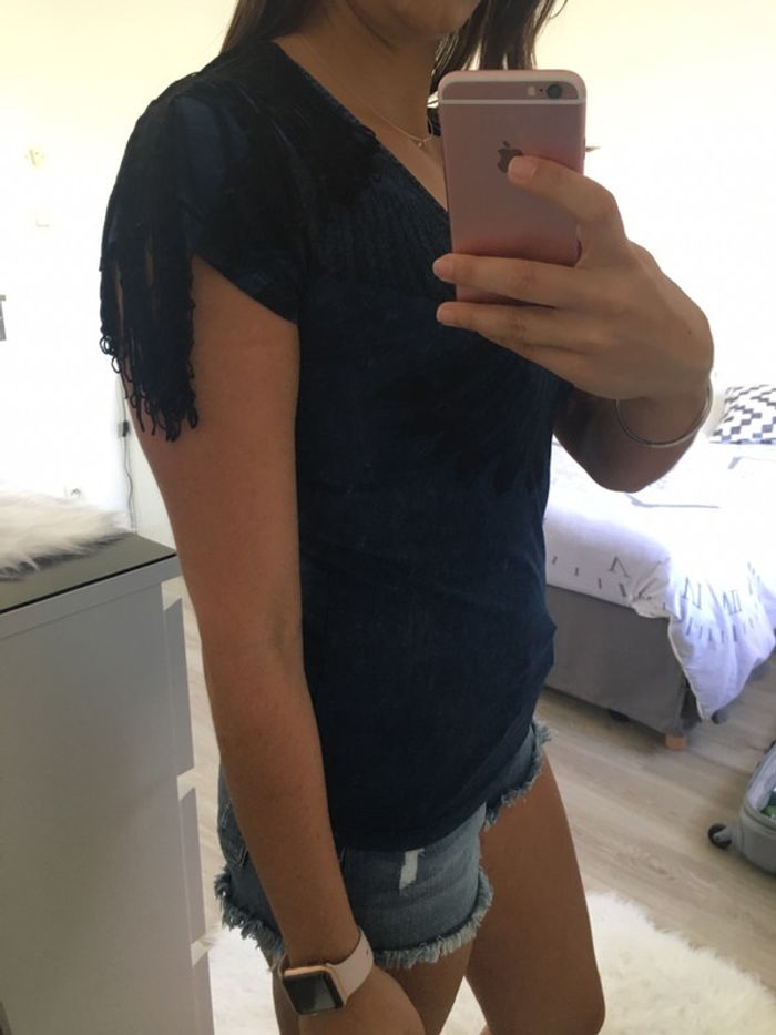 T-shirt Mango bleu marine et franges noires très bon état - photo numéro 2