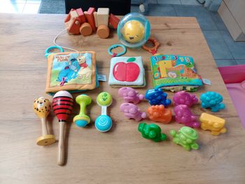 Lot de jouets bébé