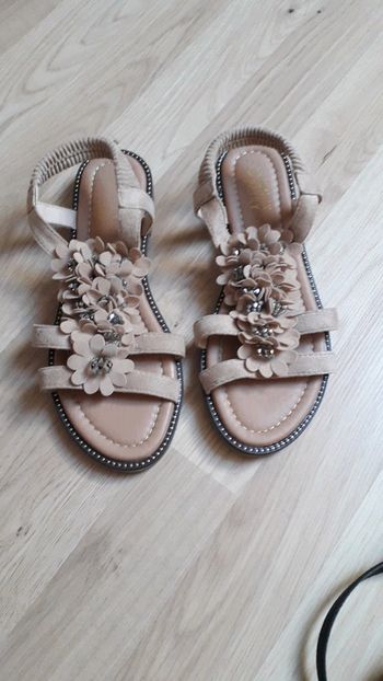 Sandales beige à fleurs strass