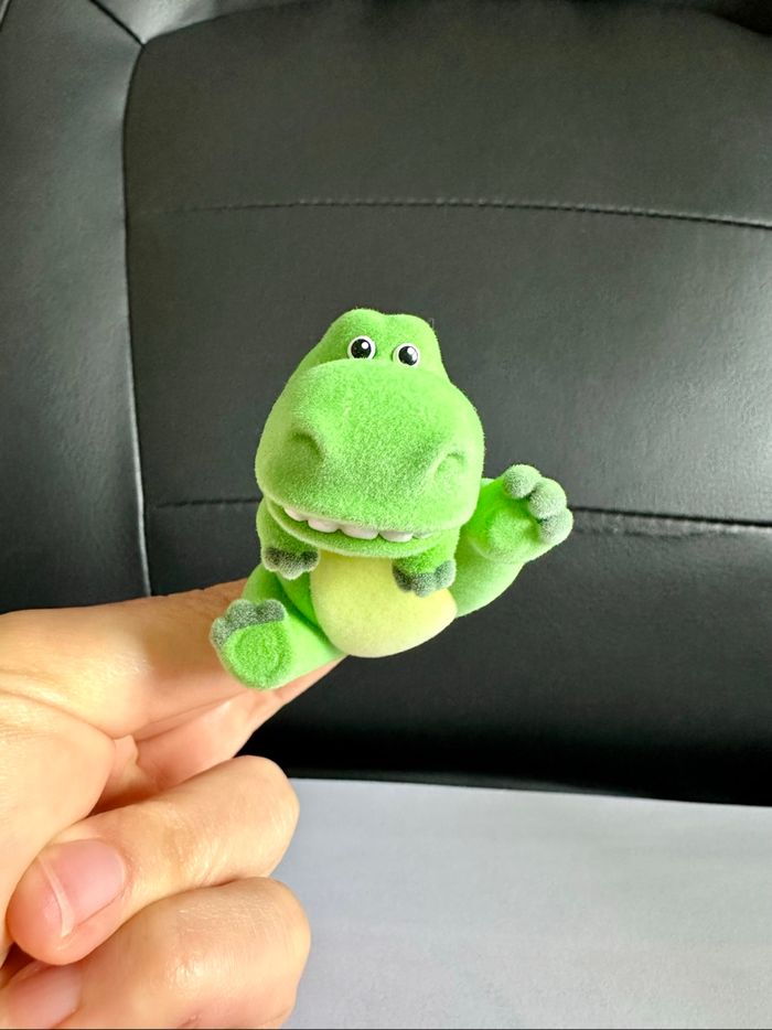 Petite figurine climbing T-Rex mystère à collectionner Grand Jester Enesco