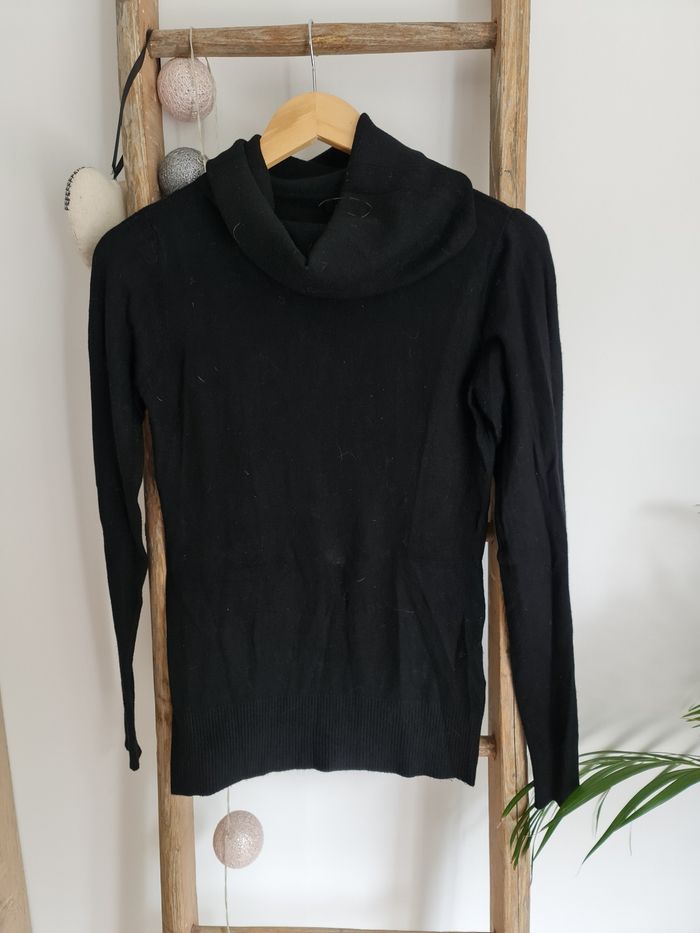 Pull noir taille 40/42 L/XL col bateau roulé