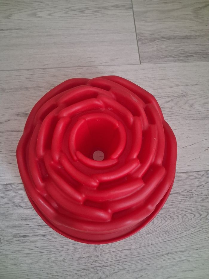 Moule en silicone rouge "Fleur" en tres bon etat