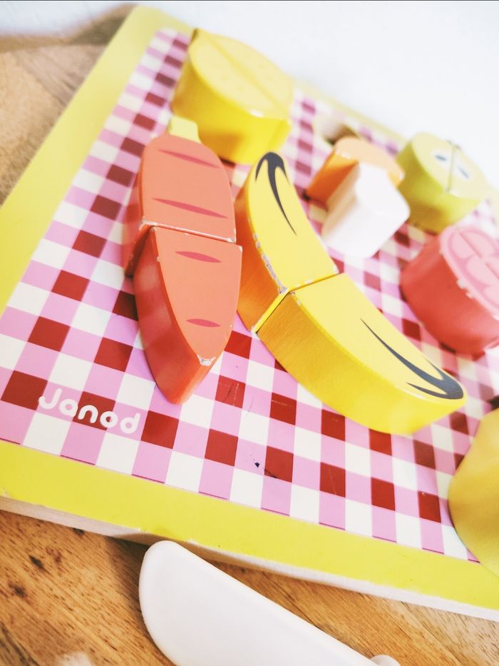 đPuzzle Dinette 2 en 1 fruits lĂ©gumes aimantĂ©s avec plateau rĂ©versible en bois marque Janod - photo numĂ©ro 2