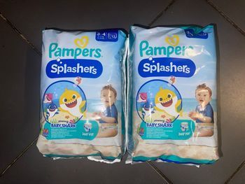Lot de 24 couches de bain pampers splashers baby shark taille 3-4