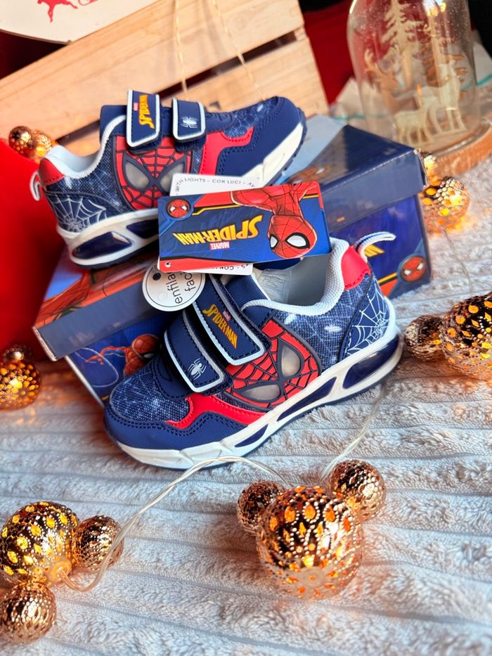 Basket Spiderman lumineux intense - photo numéro 4