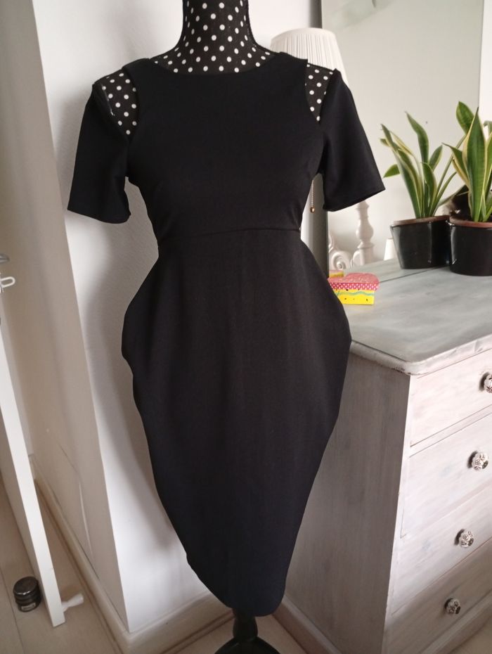Robe noire mi-longue. Asos 34