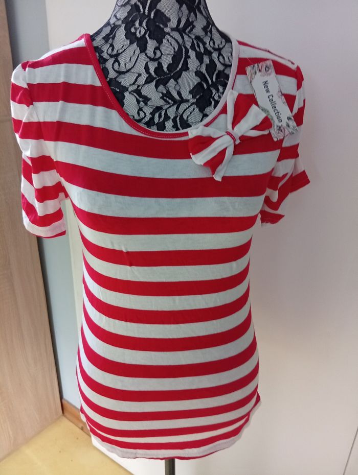 Joli tee-shirt avec p'tite dentelle à l' arrière