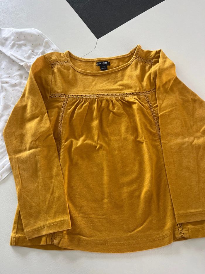Lot de deux tee shirts ML Okaidi et Kiabi 4 ans - photo numéro 2