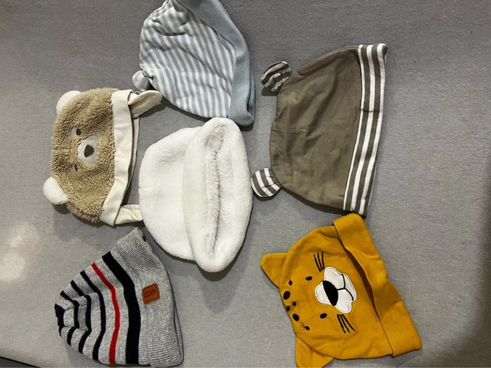 Lot bonnet taille 6 mois environ
