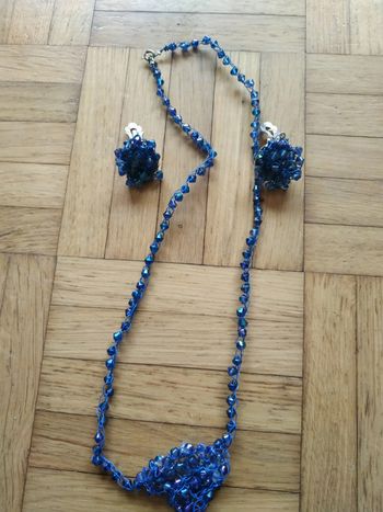 Collier et boucles d'oreilles bleues
