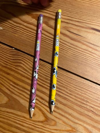 Deux crayons papiers neufs