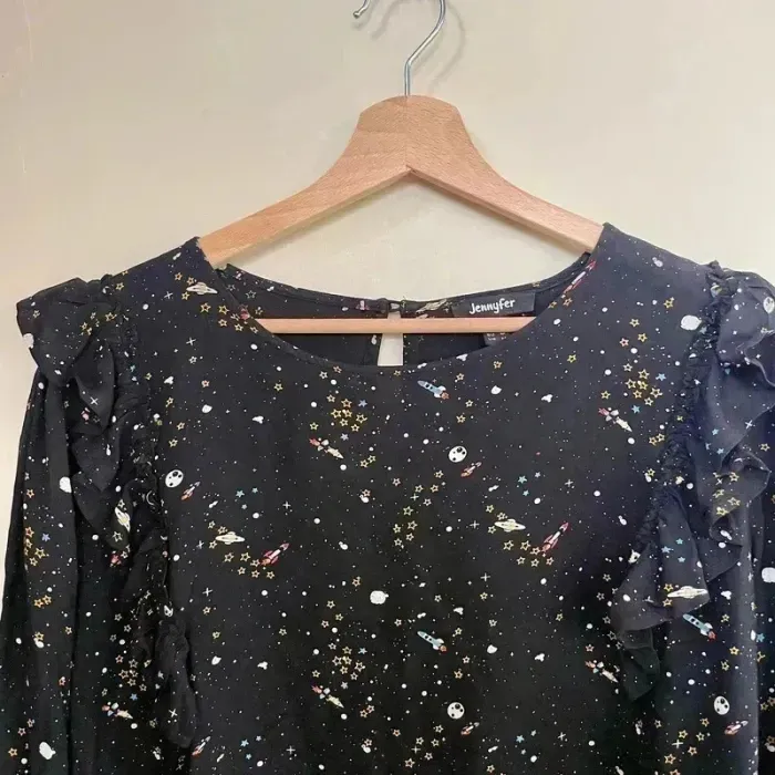 Blouse noire Jennyfer M imprimé espace, fusées & étoiles, manches longues, détail volanté V018 - photo numéro 2