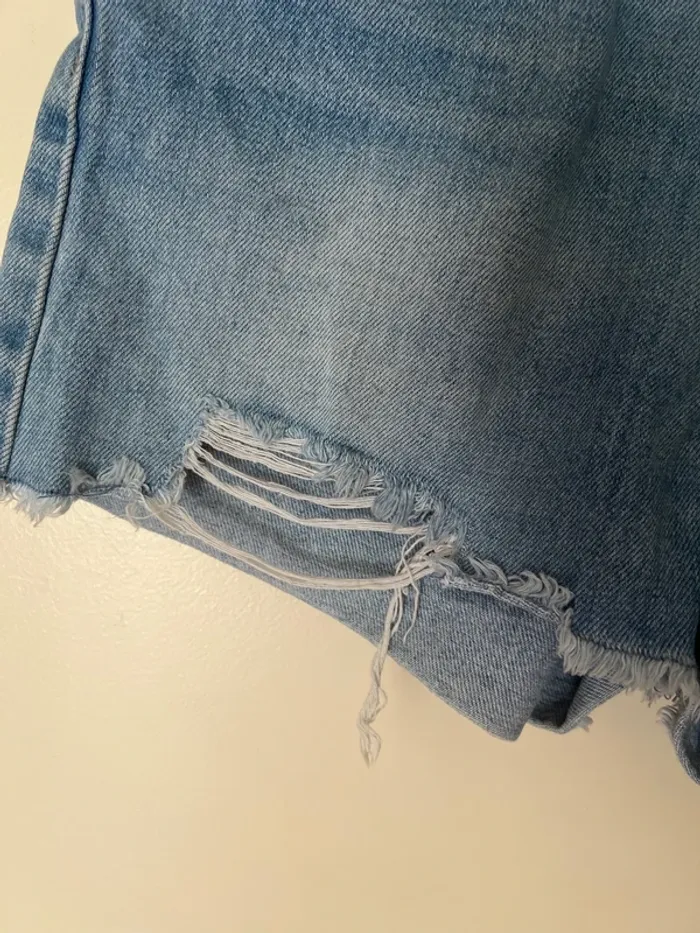 Short en jean déchiré - photo numéro 4