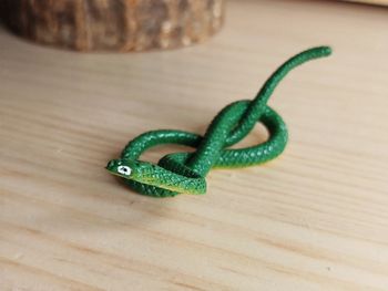 Figurine serpent vert et beige Animal de la savane