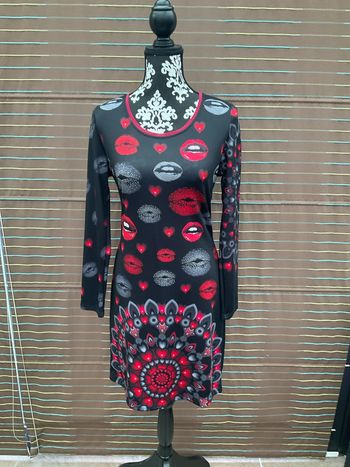 Robe noire avec bouches rouges m/L