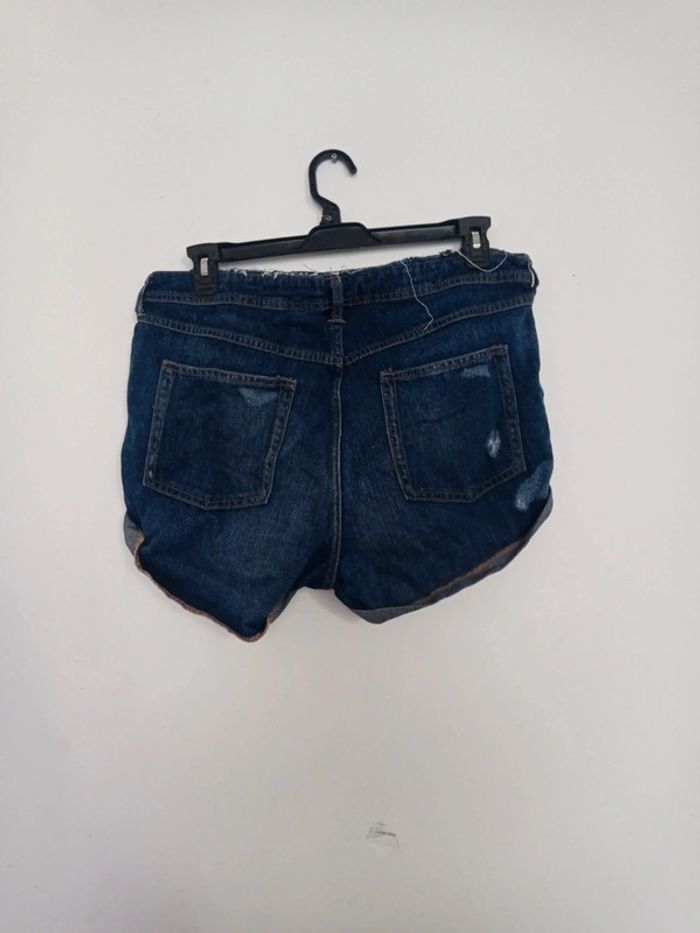 Short troué - photo numéro 2