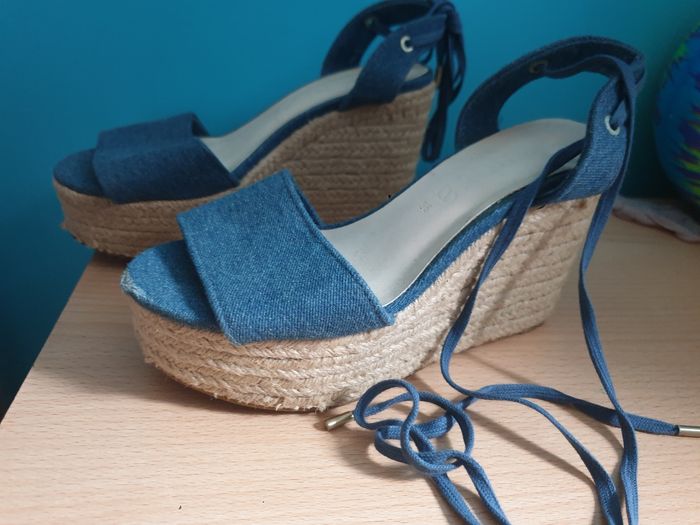 Chaussures élégante sur la jambe