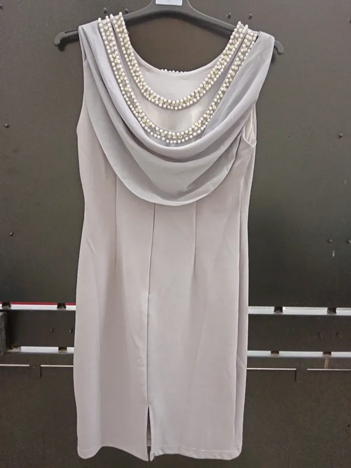 Robe grise avec perle au cou - photo numéro 3